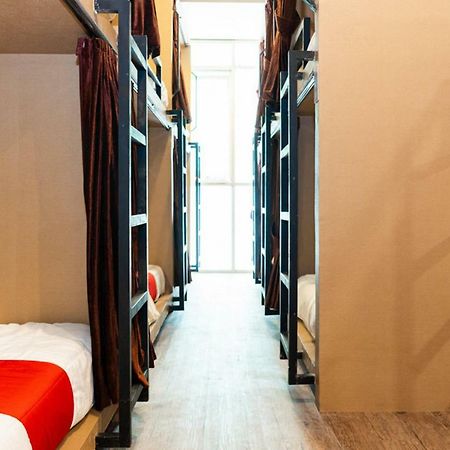 Reddoorz Hostel @ Di Panjaitan Simpang Lima Semarang Exterior photo